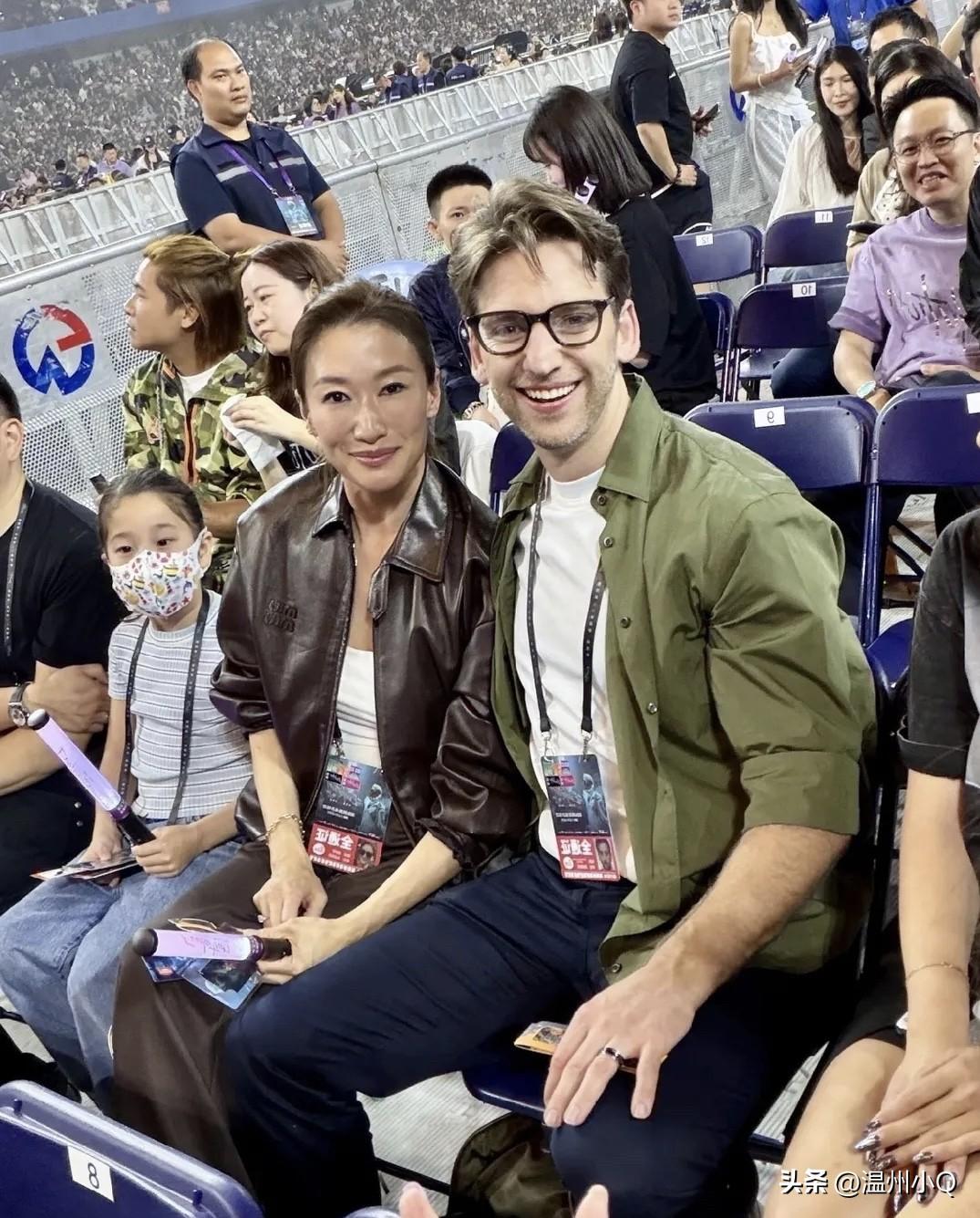 谢霆锋妹妹谢婷婷携外籍老公和女儿一起看演唱会，女儿虽然带着口罩，但看着还挺漂亮的