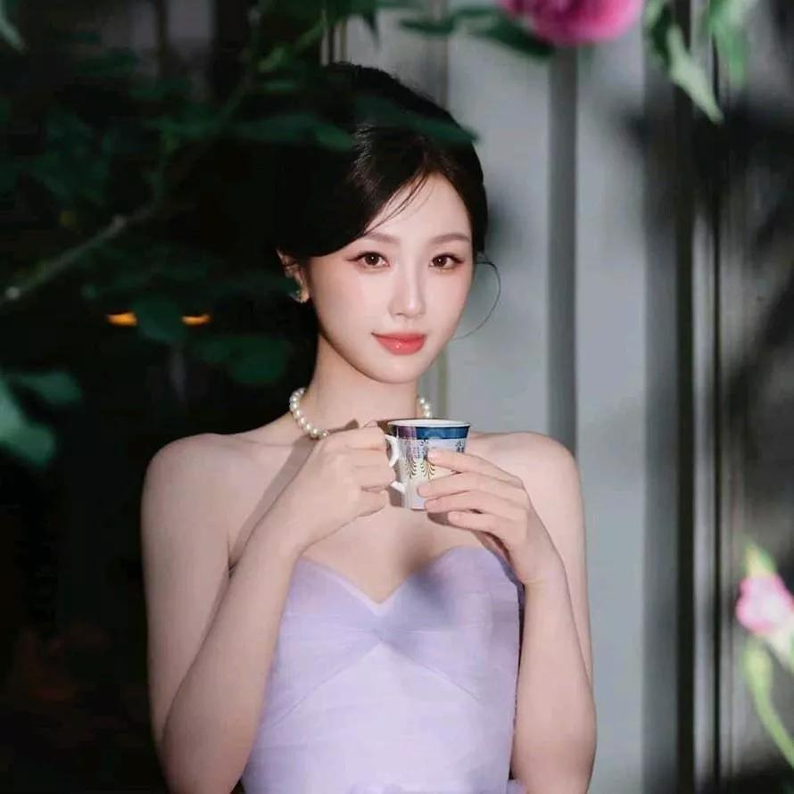 优雅紫裙，浪漫下午茶，少女心满满仙女系下午茶 紫裙时尚照 温柔风紫裙 淡雅紫连衣