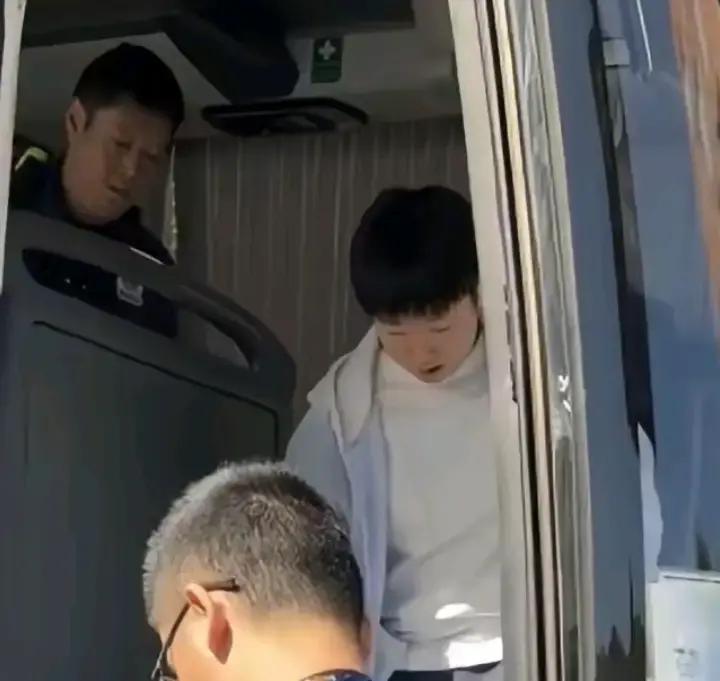 草莓熊一点也不藏着掖着，他在直播间说的是

大家在队里都习惯了喊队友叫哥，可一提