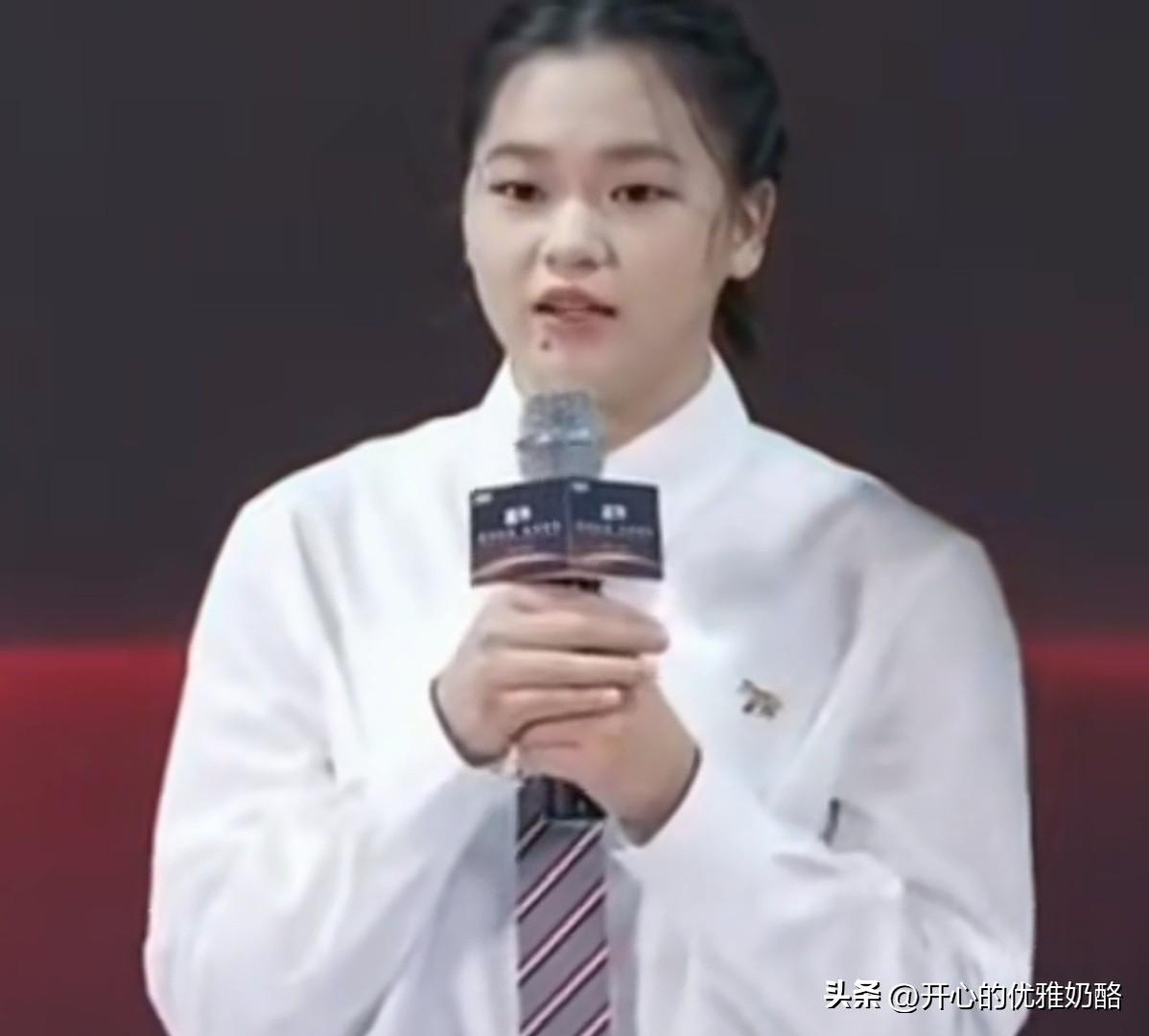 全红婵这个造型满分，终于有了女孩该有的样子。
这个小辫子发型特别适合她，配上白衬