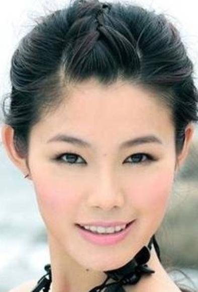 近日，于娜亮相芒果台真人秀《21天重养自己》。她在节目中分享了自己的人生变故，谈