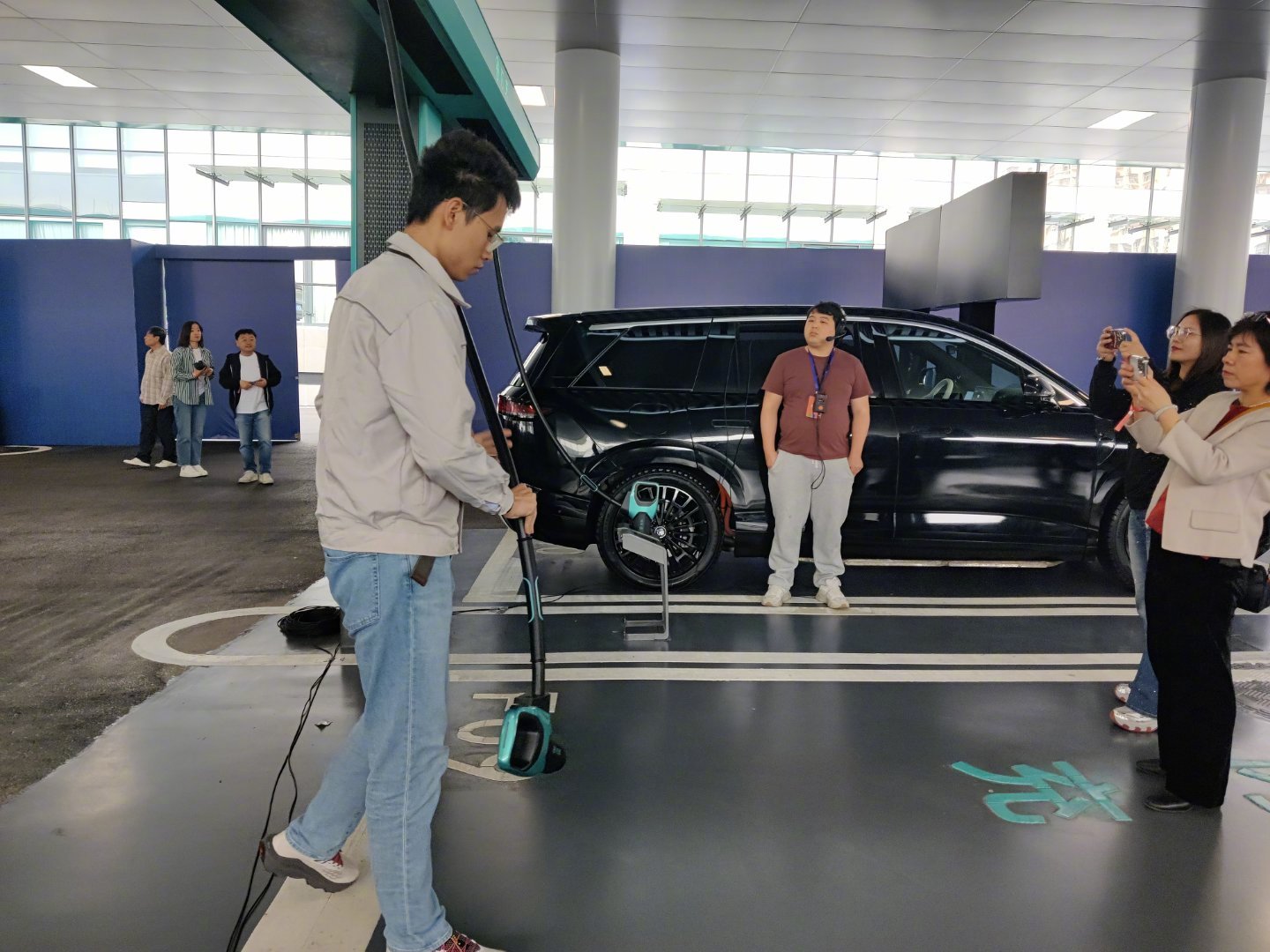 比亚迪全球首创闪充桩来了 今天亲身体验了闪充站，实在是解决了太多痛点。最明显是充