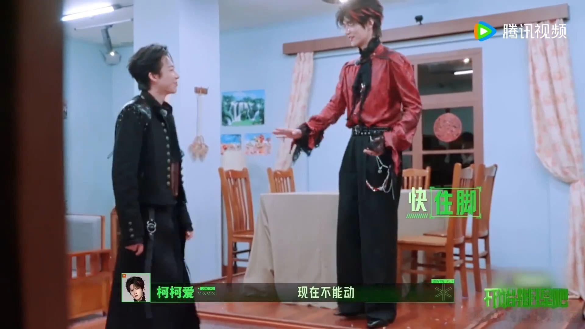 张凌赫开团刘宇宁丁程鑫秒跟 摔炮一出现张凌赫第一个冲上去踩，刘宇宁和丁程鑫就像被