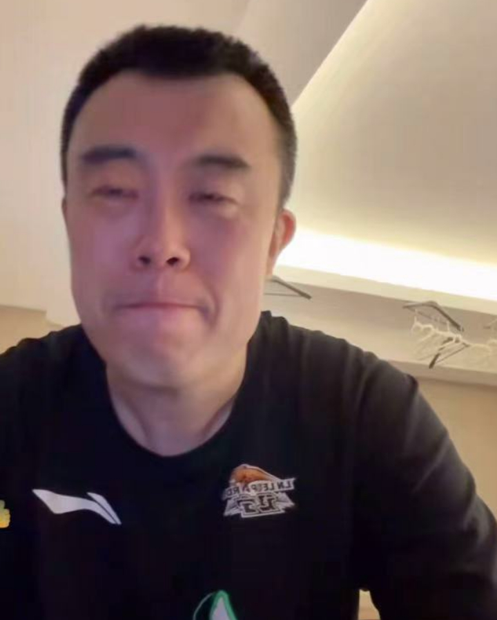 韩德君含泪告别 ​ ​​​韩德君赛后含泪直播：到这个岁数了，该陪陪家庭、孩子和老