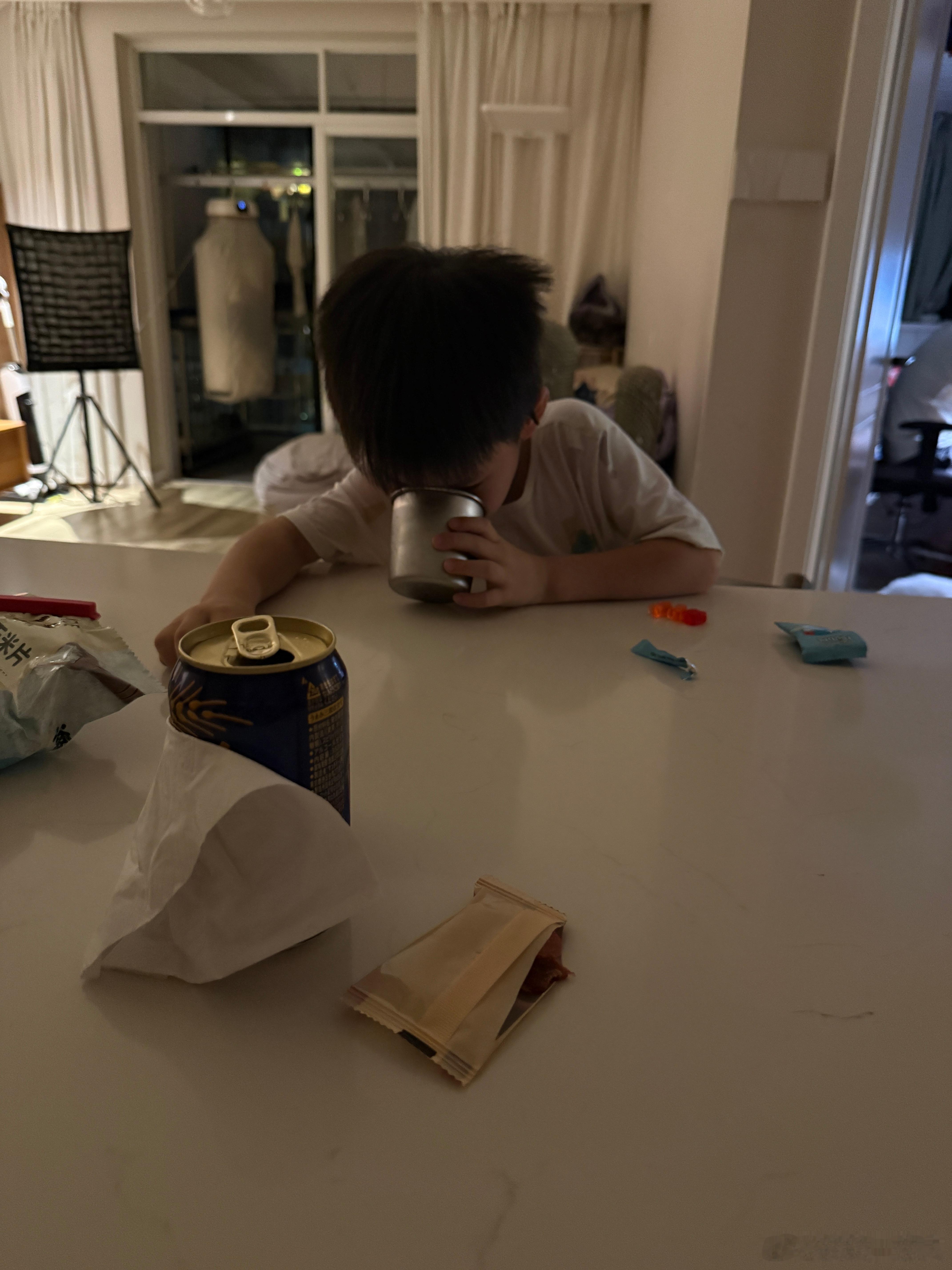 我在喝啤酒，吃猪肉脯配，阿咕生我的气在喝牛奶，气势汹汹的，拿了一袋软糖配？[疑惑