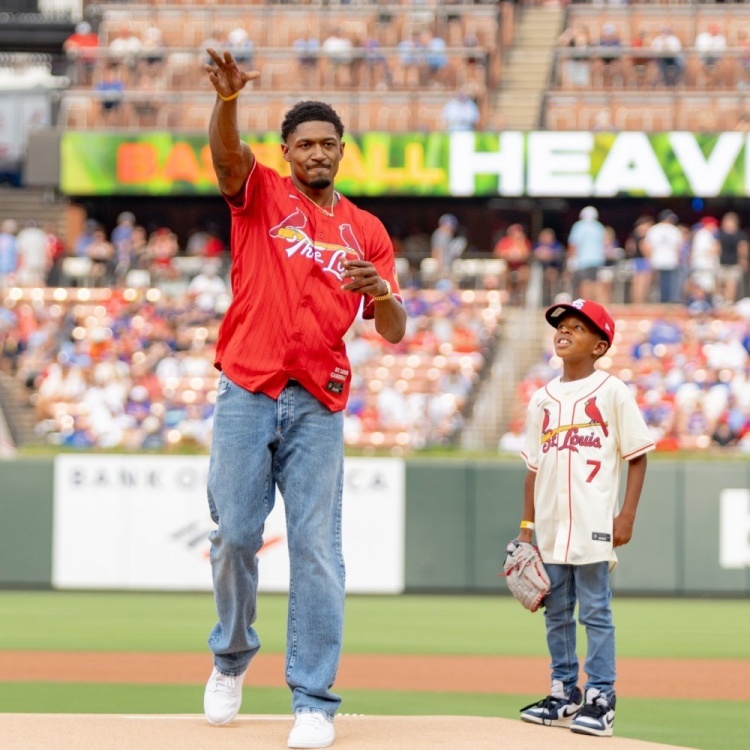 比尔为老家MLB球队红雀队开球 ！nba休赛期 ​​​