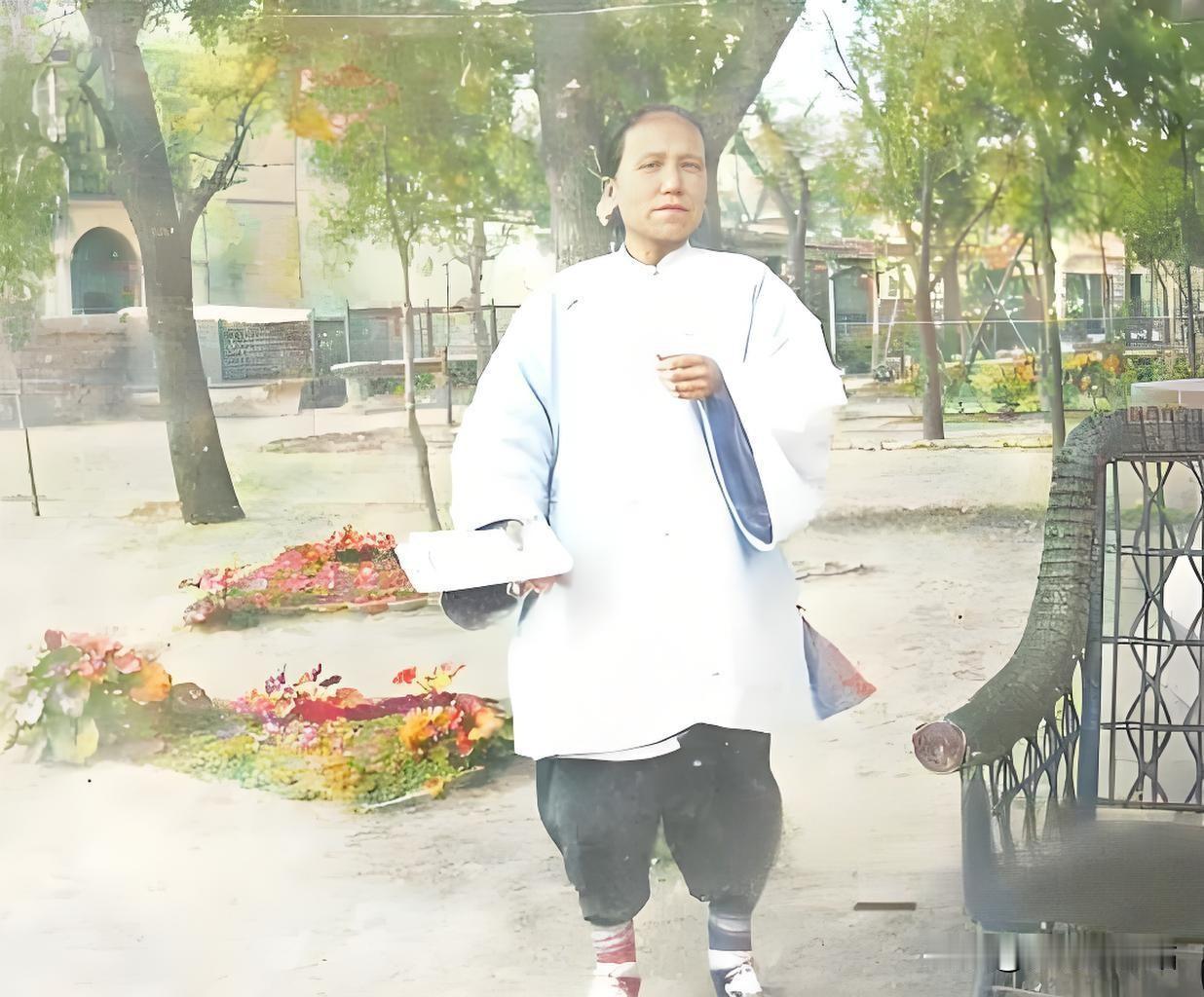 您看这照片里的妇人，宽袖长衫配宽松裤，一看是清末民初普通汉族女子的打扮，可最扎眼