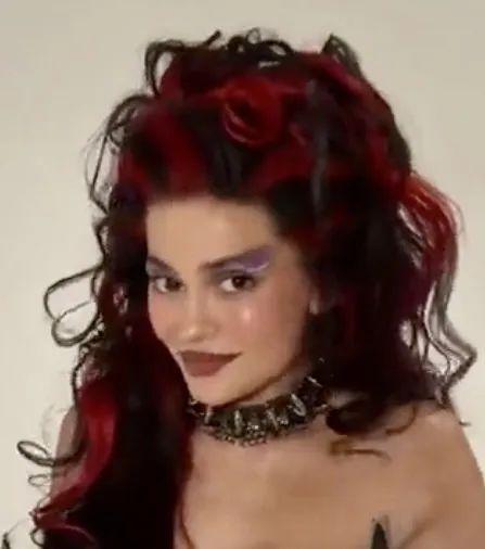 Kylie Jenner 抄袭中国女明星！
发型抄袭，必须道歉！