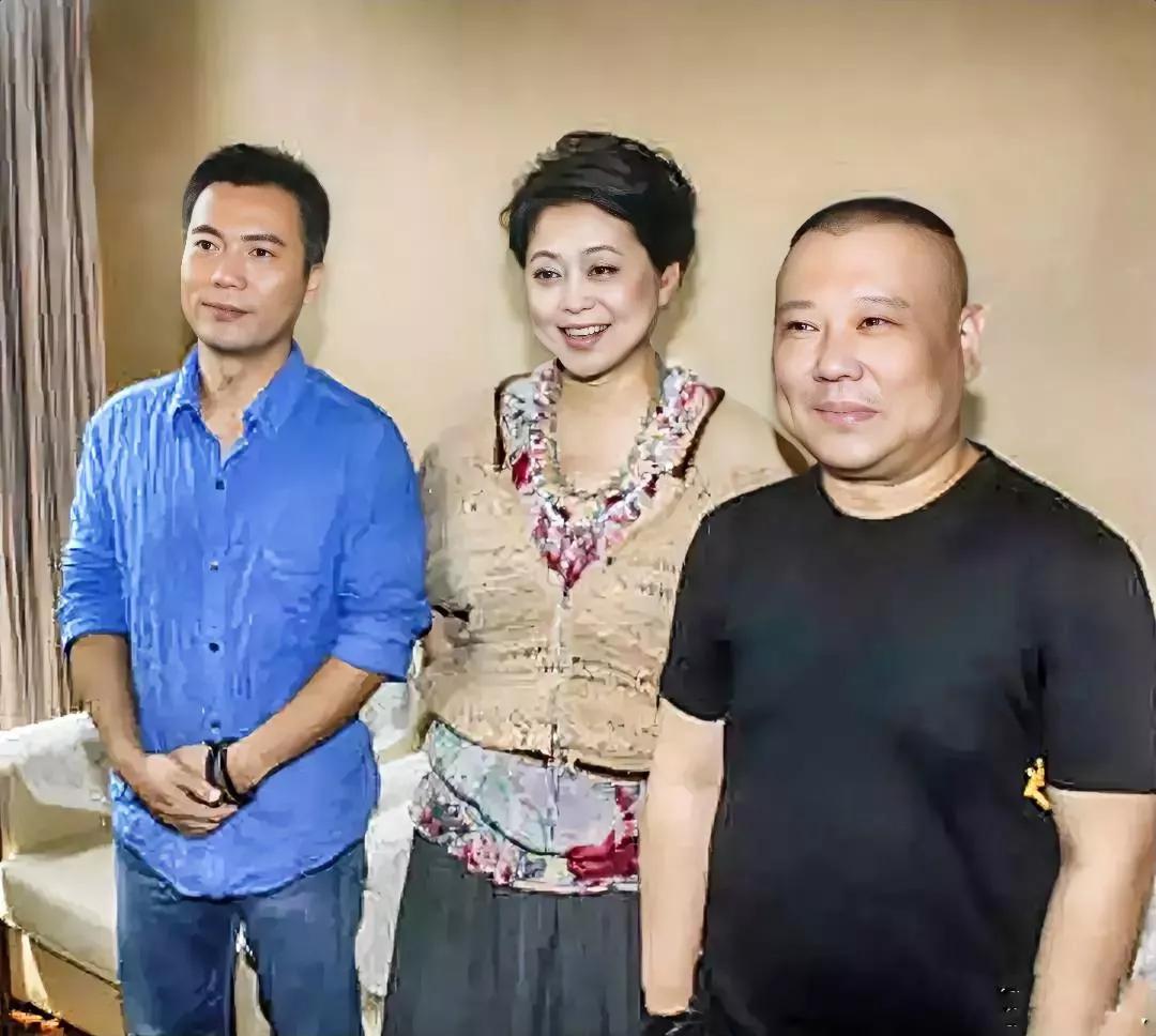 这张照片中右边郭德纲，中间倪萍，左边是原中央电视台足球解说员，由于在解说意大利队