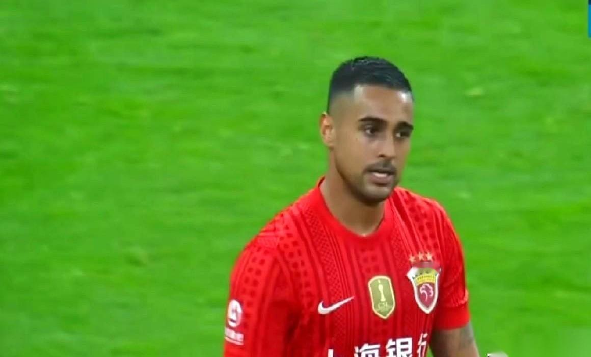 我真的会谢，这球都不传？
2打1啊哥们儿！你眼前是球门，可你旁边是兄弟啊！
安佩