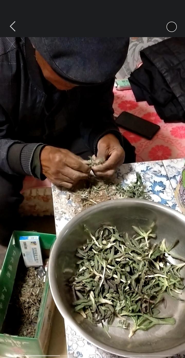 最近胃一直不太舒服，我发觉胃和心情关联极大，只要一生气，胃痛便准时来袭。下午胃痛