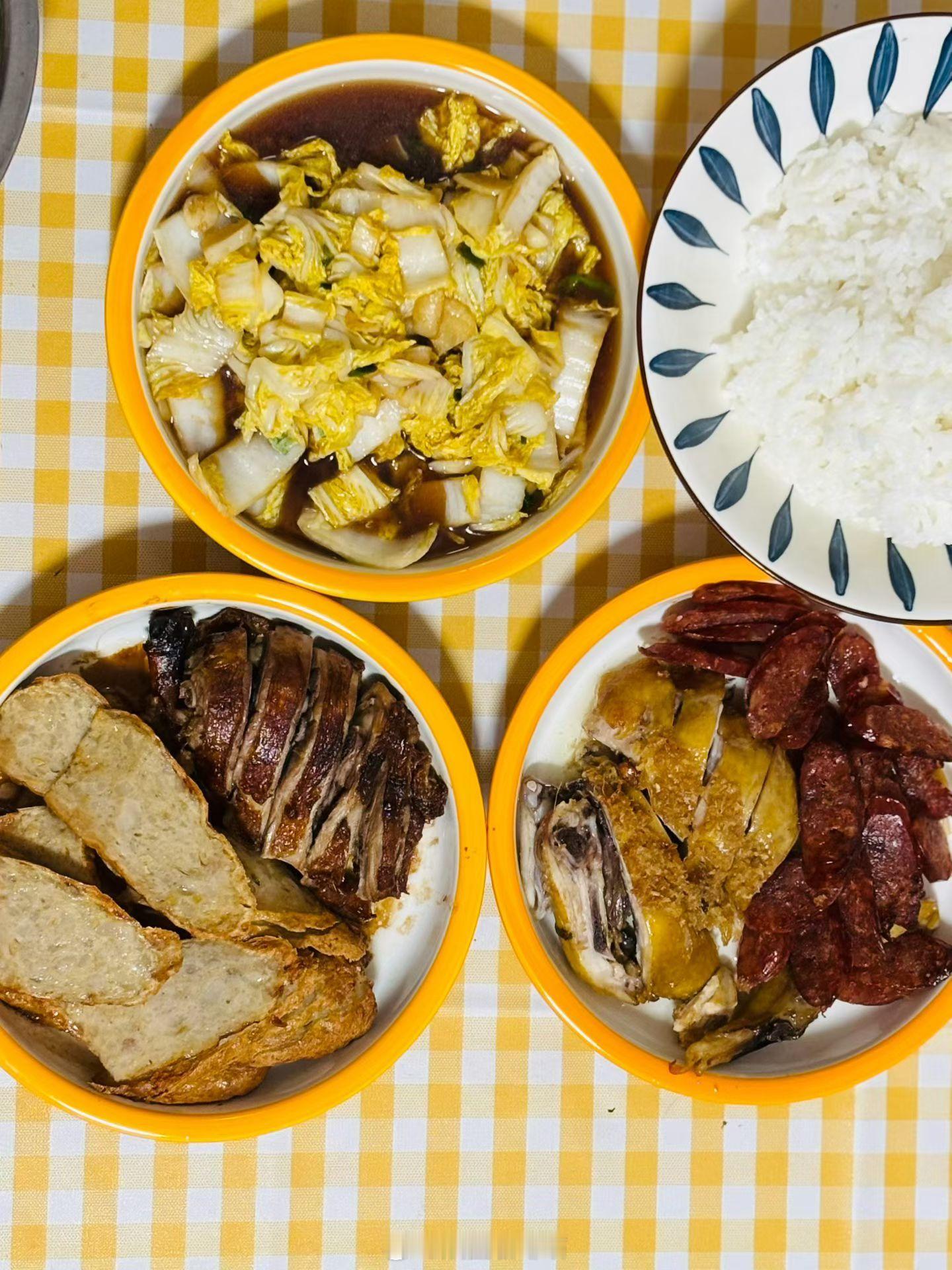 这几天的伙食还不错，排骨 白菜 西红柿炒鸡蛋啊啊啊吃的饱饱的，太困了先睡了朋友们