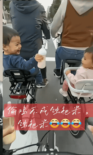 亲！是需成本的。
想亲没成，不仅失去了奶瓶，还倒贴了牛奶，这下子，小男孩的确是亏