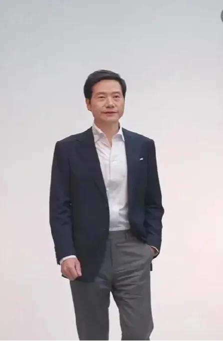 西装白衬衫加皮鞋的雷军太帅了，这比模特还有范，很少看到雷总这中正装打扮，平时他总