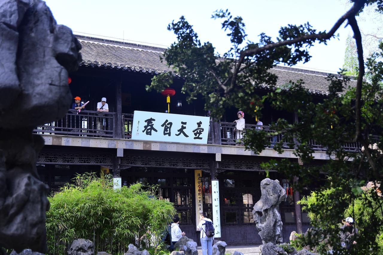 我认为自己是一个严重的“好色之徒”。不仅喜欢美景，也喜欢美女。
     每次出