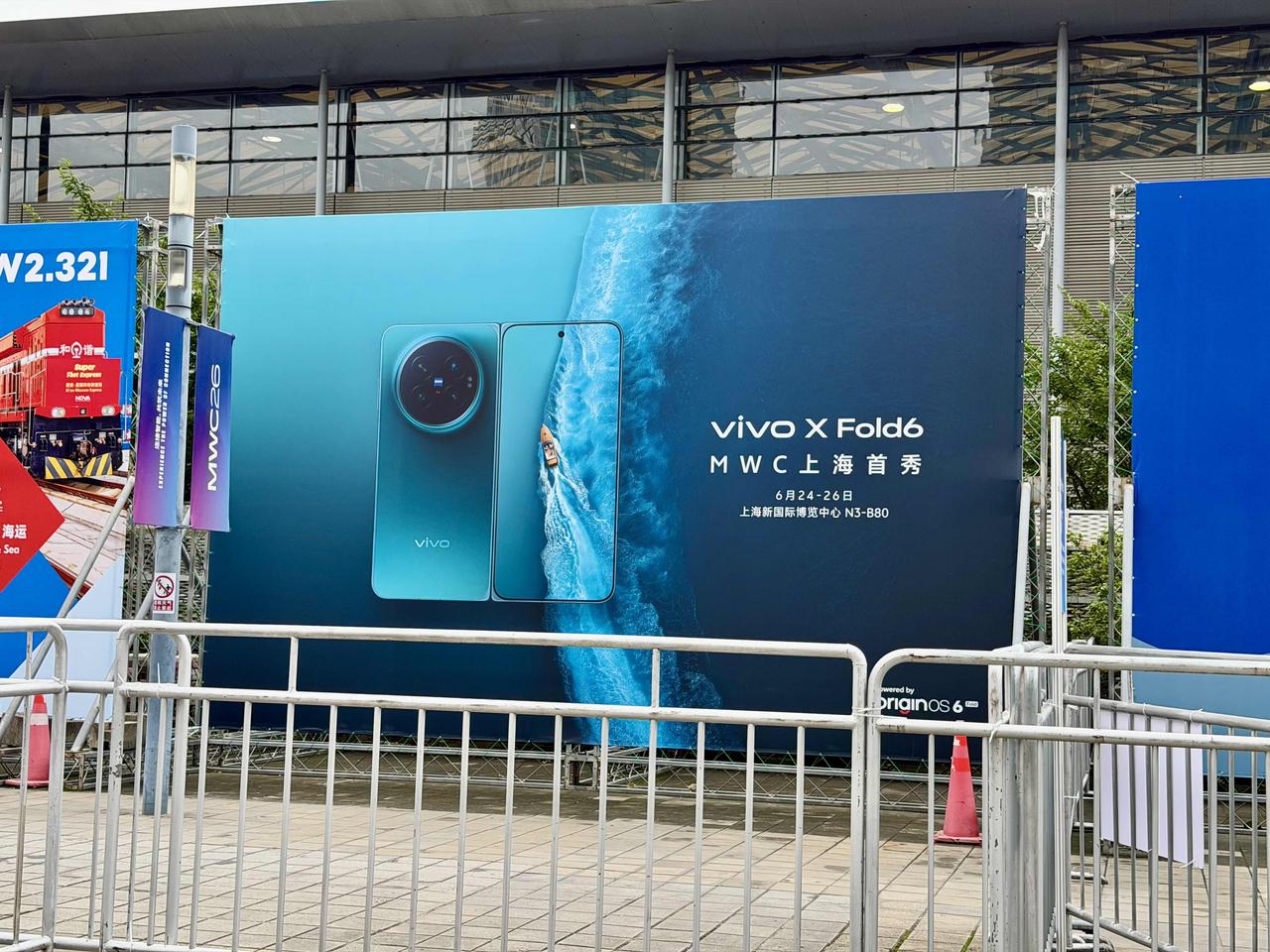 刚落地上海就飞奔来MWC 2026现场，很重要的一个点就是为了来看vivo X 