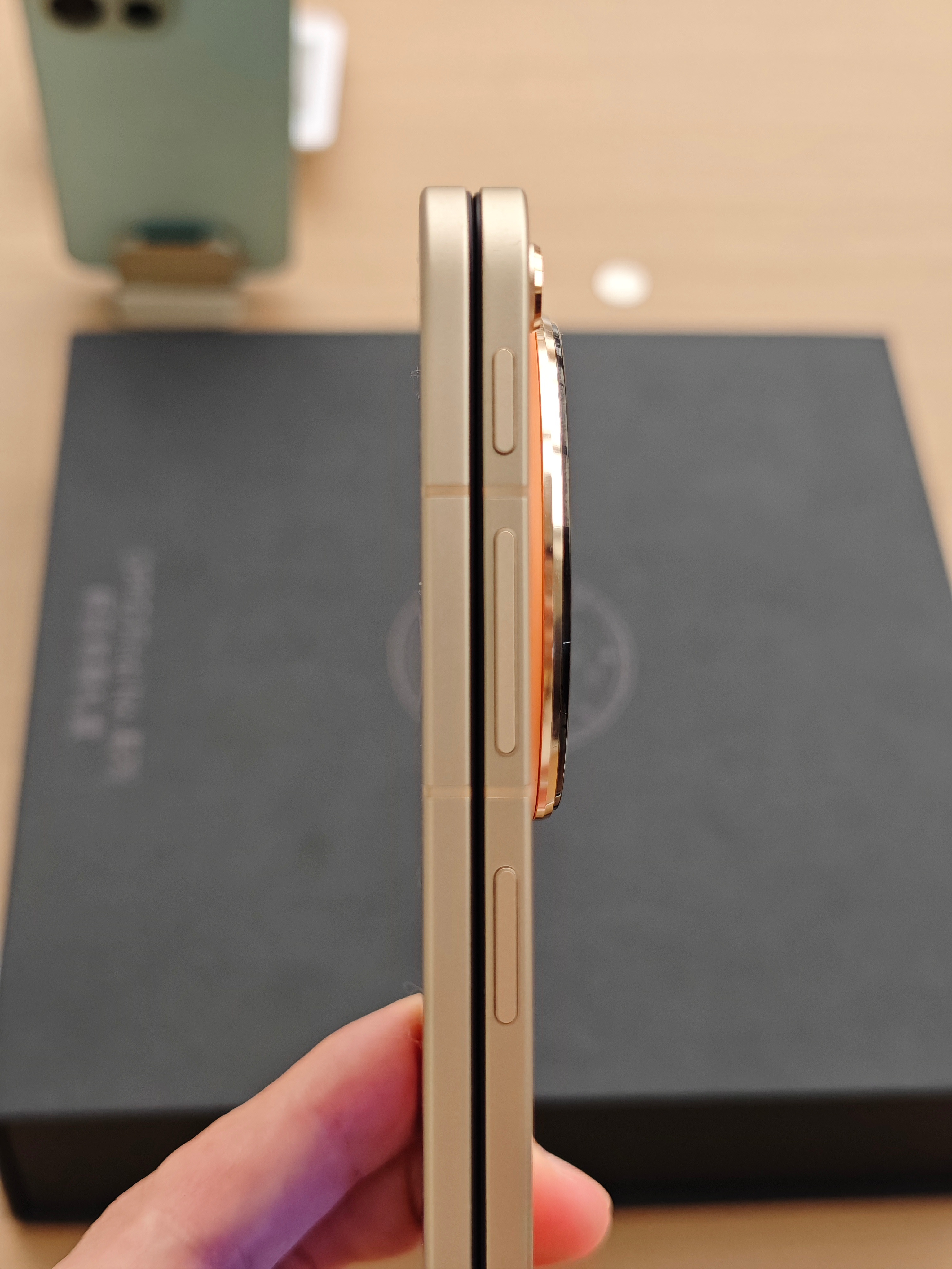 数码闲聊站 OPPO线下门店体验OPPO Find N6!手感润，折痕确实控制的