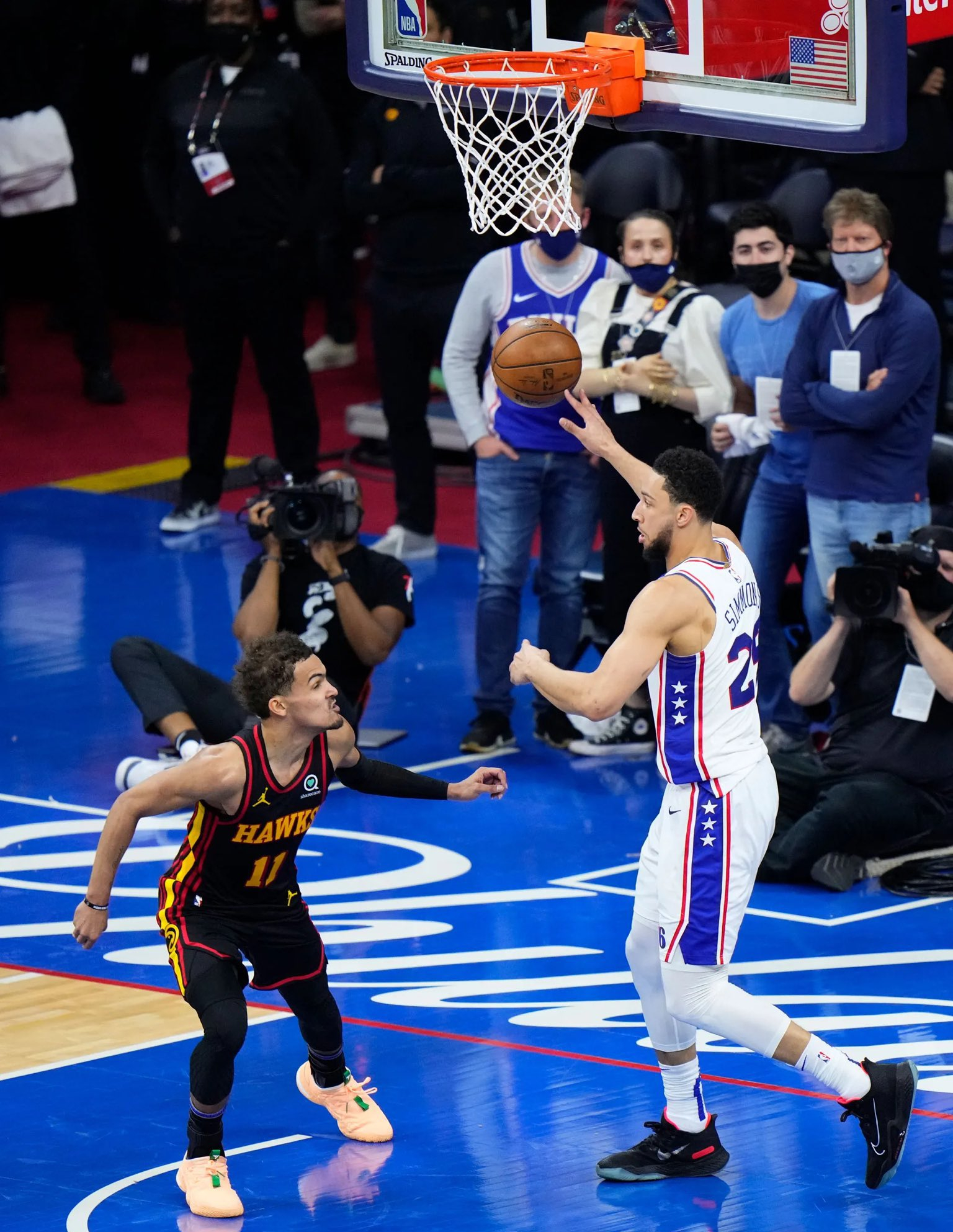 NBA季后赛 上场拼完之后，就可以预料到了。这个就是今天的巴特勒： ​​​