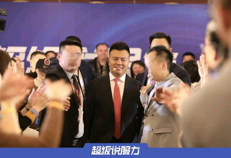 “成功学大师”杨涛鸣终于判了，这诈骗手段真是绝了。他本名杨武成，自封“亚洲第一潜