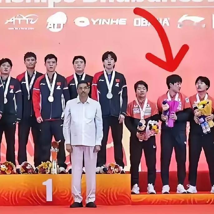 张本智和又惹争议啦！赢球后那叫一个张狂，喊“YES”就算了，升国旗奏国歌时居然左