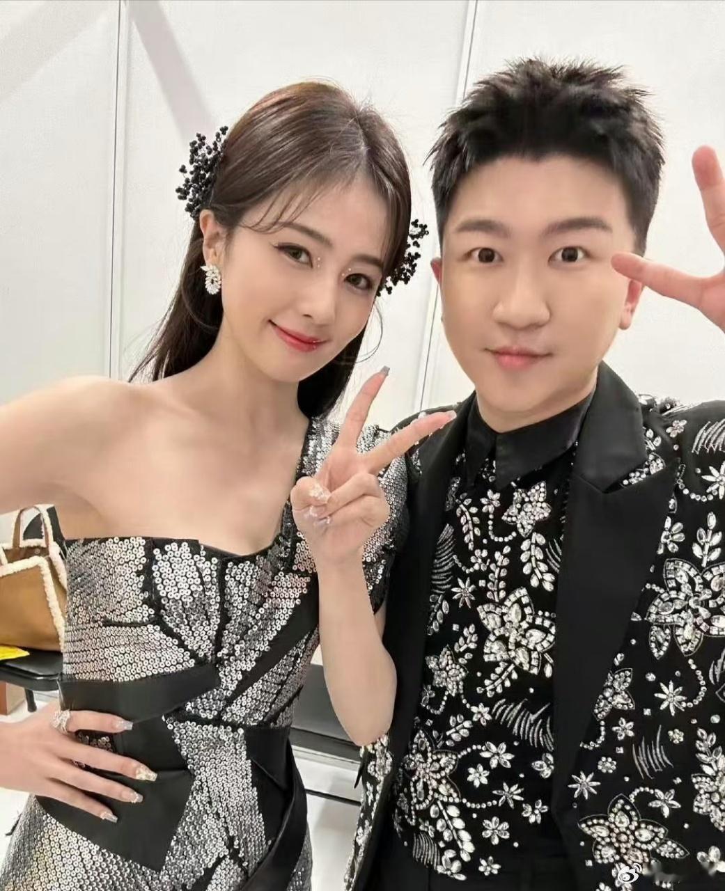 #张大大不愧是娱乐圈妇女之友#张大大确实堪称娱乐圈的“妇女之友”。他总能朋友给予