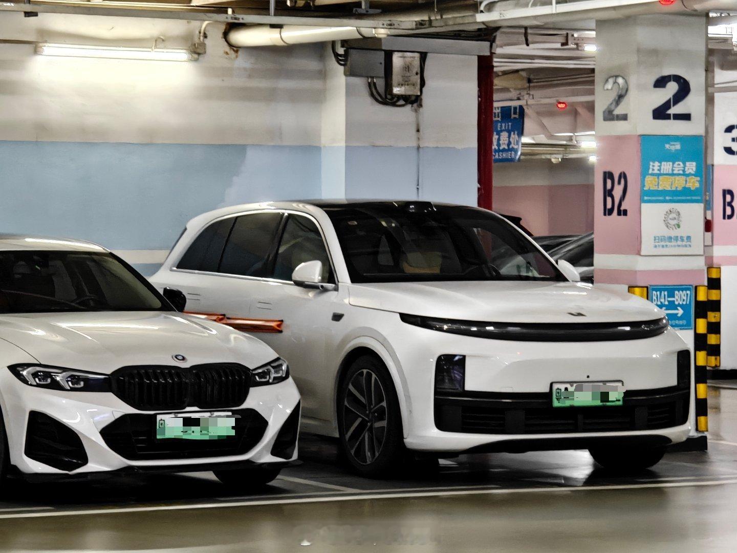 虽然车位很宽，但还是贴墙停好之后，先防一手。 ​​​