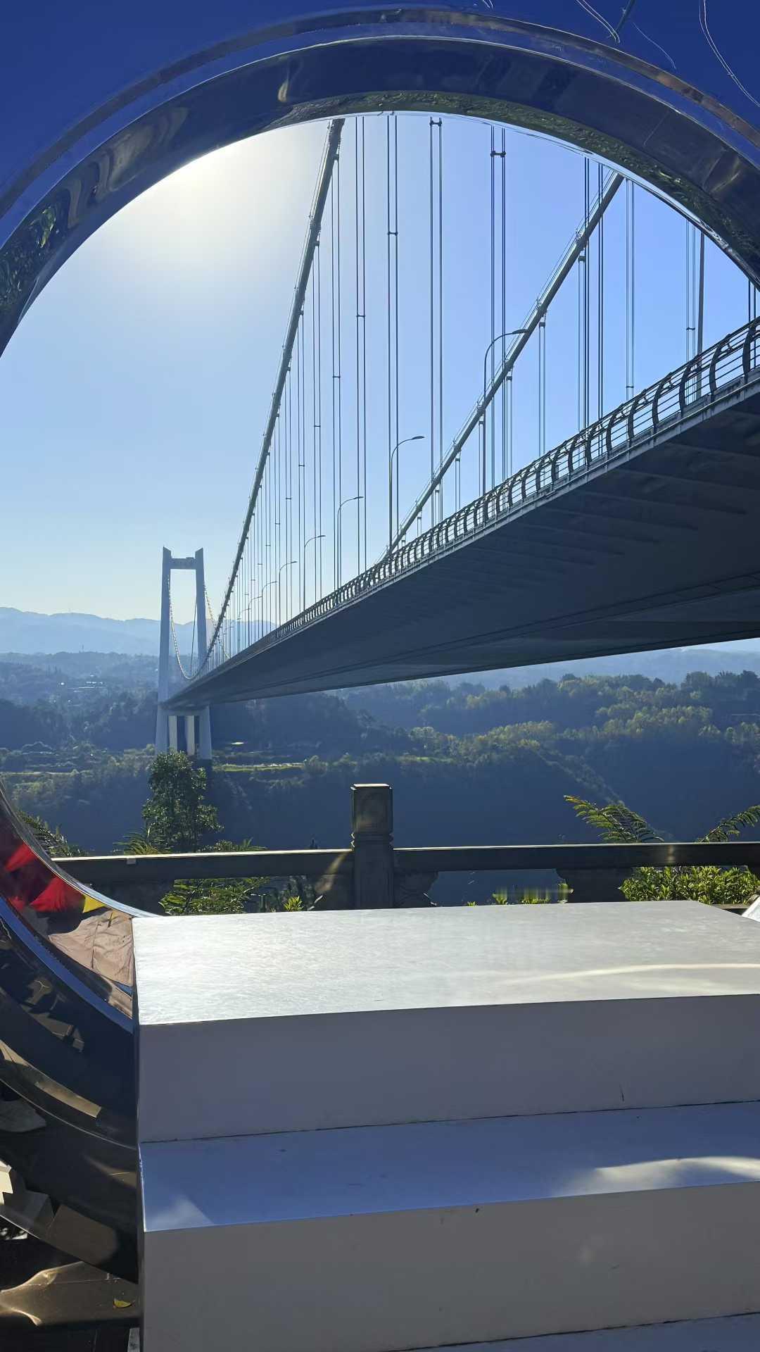 行驶在滇西边境的杭瑞高速上，龙江特大桥会突然撞入眼帘 —— 红色主桥如巨龙横亘高