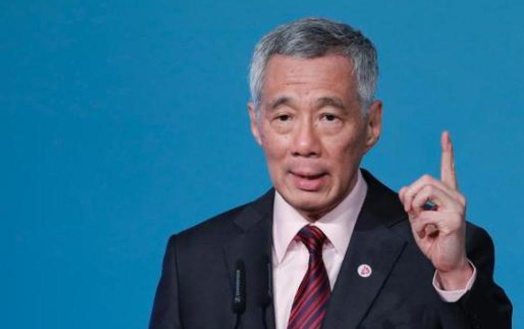 印尼的货船，以前去趟中国，得先在新加坡那儿拐个大弯，卸货、报关、再装船。新加坡啥