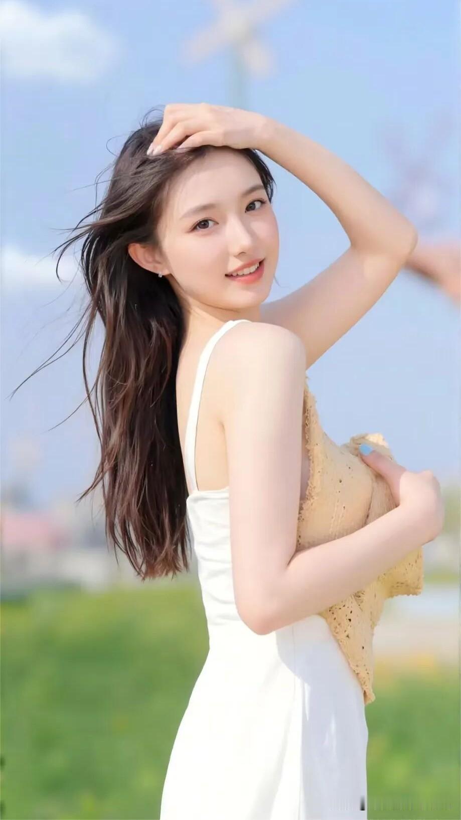 澄澈蓝天、轻柔晚风、满眼青绿，白裙少女迎着阳光回头，连发丝都裹着夏日清爽的氛围感