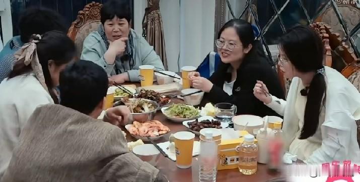 房主任这一家人还是别在综艺里丢人现眼了。

尤其是这个大女儿，妈妈说一句，她怼一