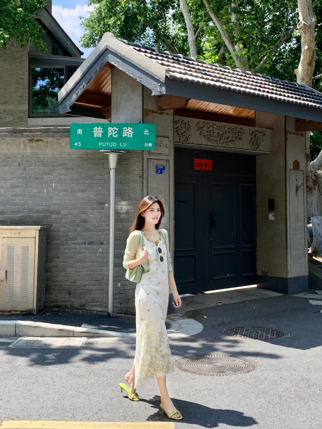 斥巨资买了件微贵的早秋法式连衣裙……