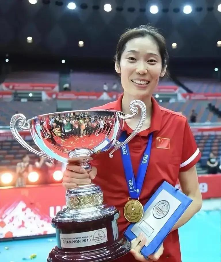 说朱婷因为不肯服软回不去国家队？这绝对是今年排球圈最荒唐的笑话......连轴转