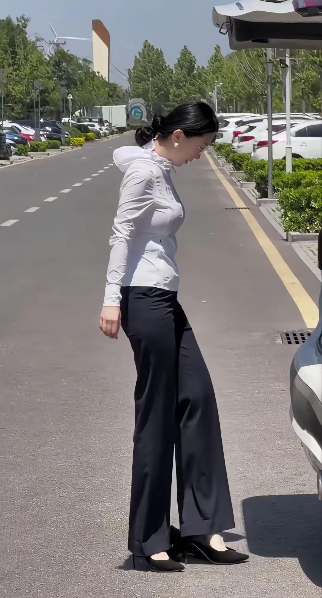 是高腰阔腿裤配高跟鞋拉长了视觉线条，看着格外显修长，真实身高大概在170到175