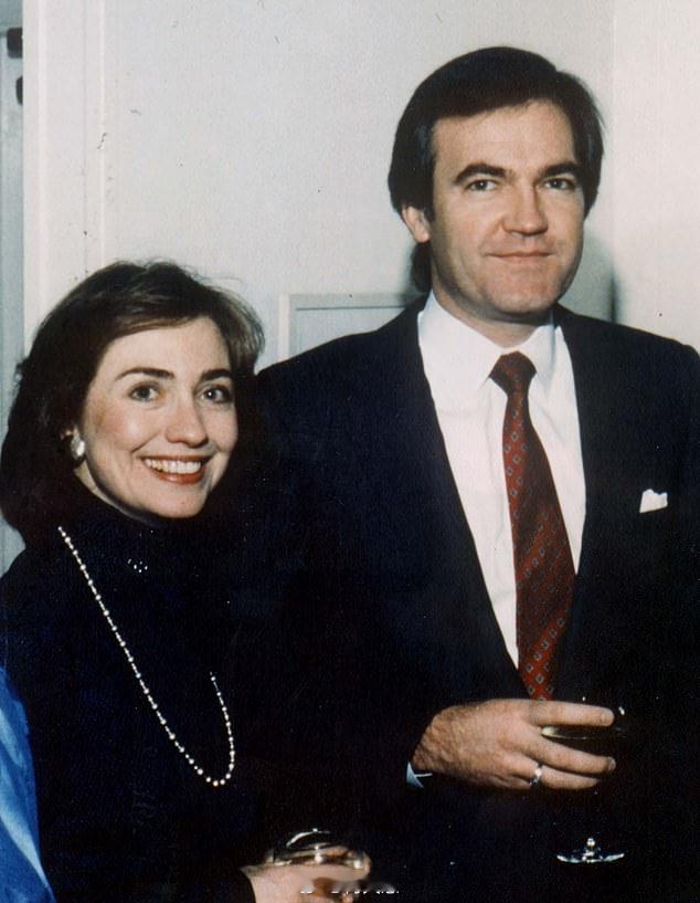 希拉里·克林顿与文斯·福斯特有过一段“不伦之恋”。爱泼斯坦的文件证实了长期以来关