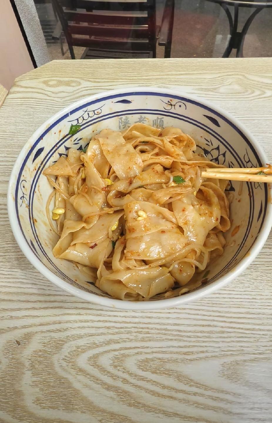 你能接受长期不工作吗？
我接受不了
长期不上班、隔绝社交，人真的很容易消沉。

