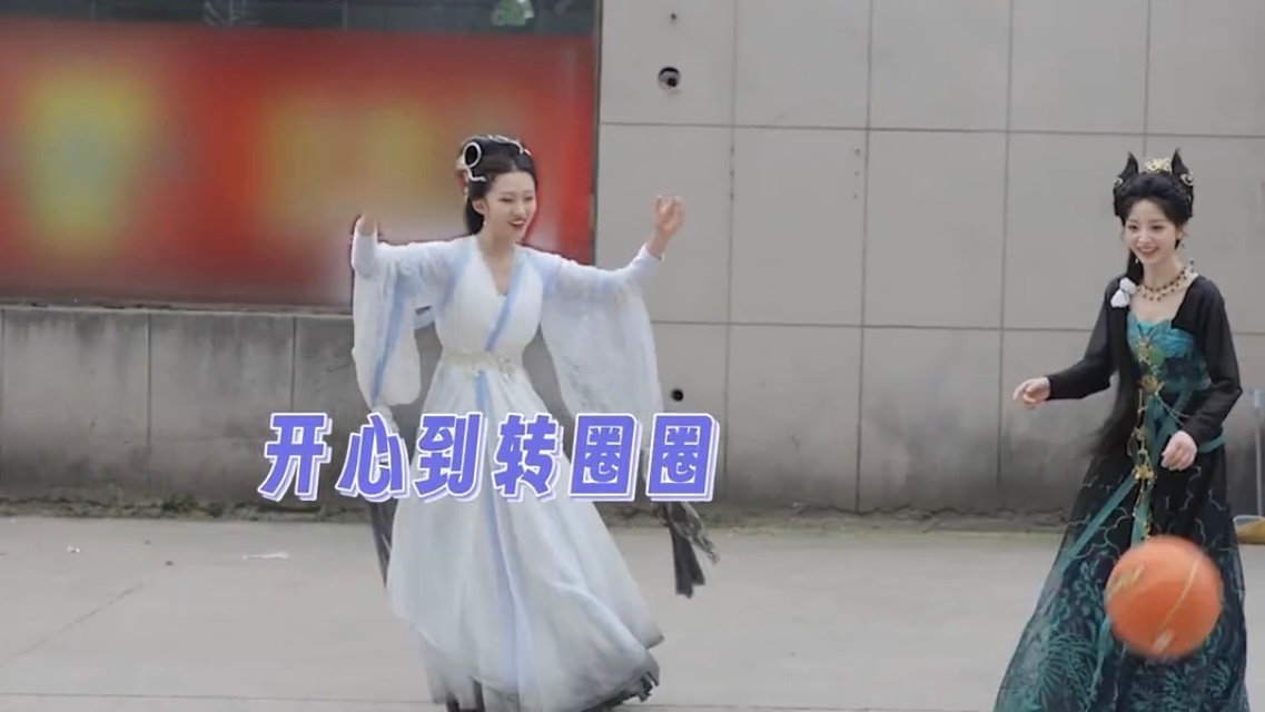 小猫小蛇你们这样打篮球真的方便吗 ​​​
