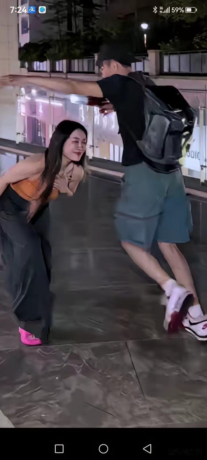 都说久别胜新婚，可是这个男人在车站想与他的女人来个亲热，却一次又一次的被拒绝和躲