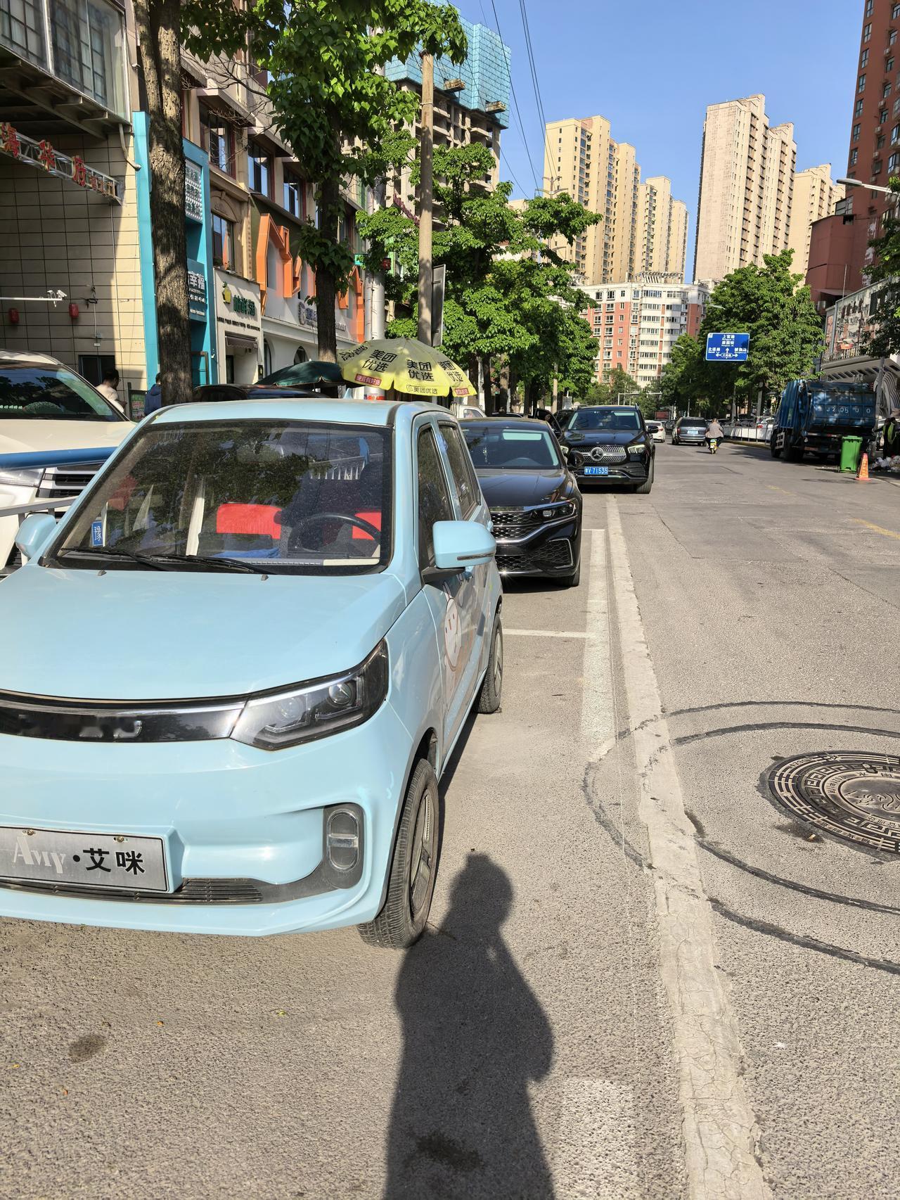 都是私家车惹的祸，总说没地停，说来说去是没有免费地方停，现在好了，马路让你随便停