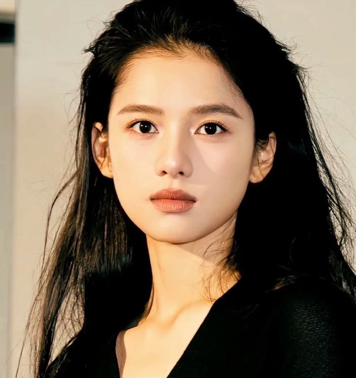 张婧仪拍戏遇到赶不走的路人张婧仪——新生代小花少有的大气长相，让人看了很舒服～ 