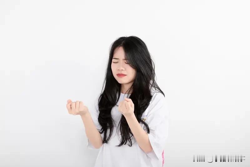 昨天和同事聊天，她偶然发现了儿媳妇对自己的微信备注名字叫做“一脚踹飞老婆婆”，问