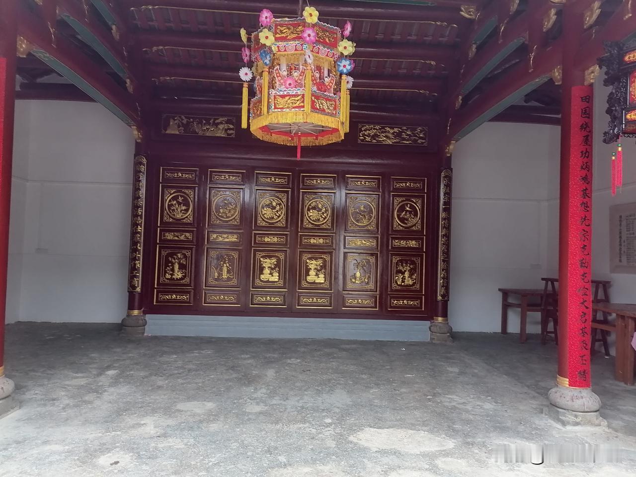 集卡领红包老屋修缮完成，老屋中间部分分上厅中厅下厅，上厅与中厅隔开，中厅与下厅隔