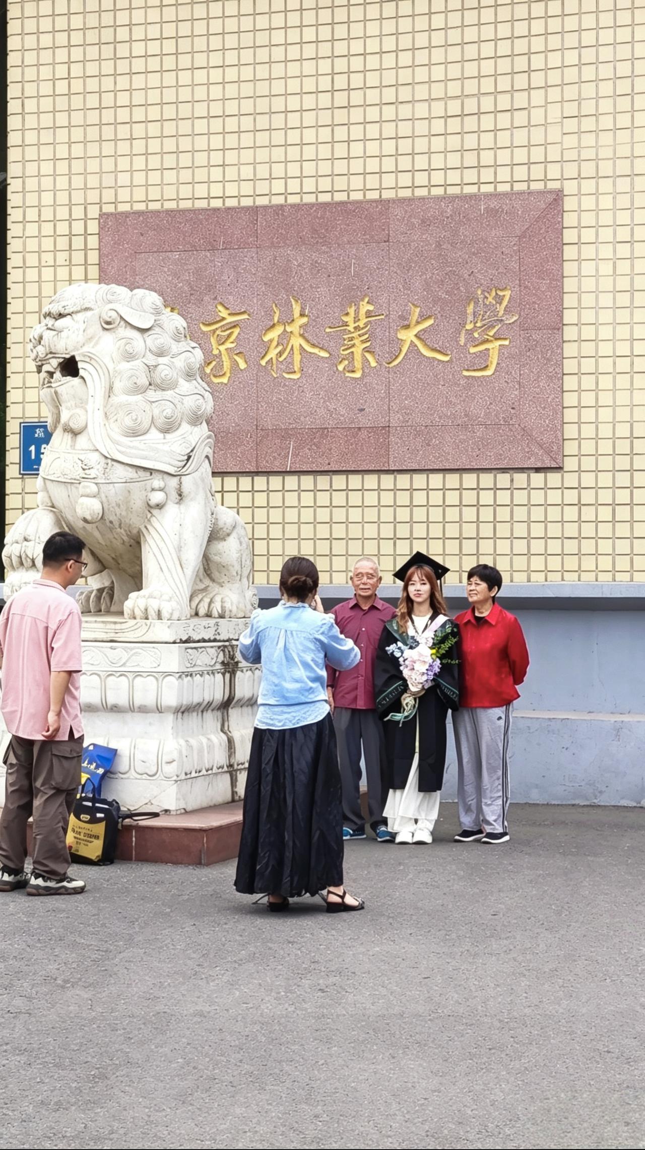 一人毕业，全家光荣。[赞][玫瑰]
