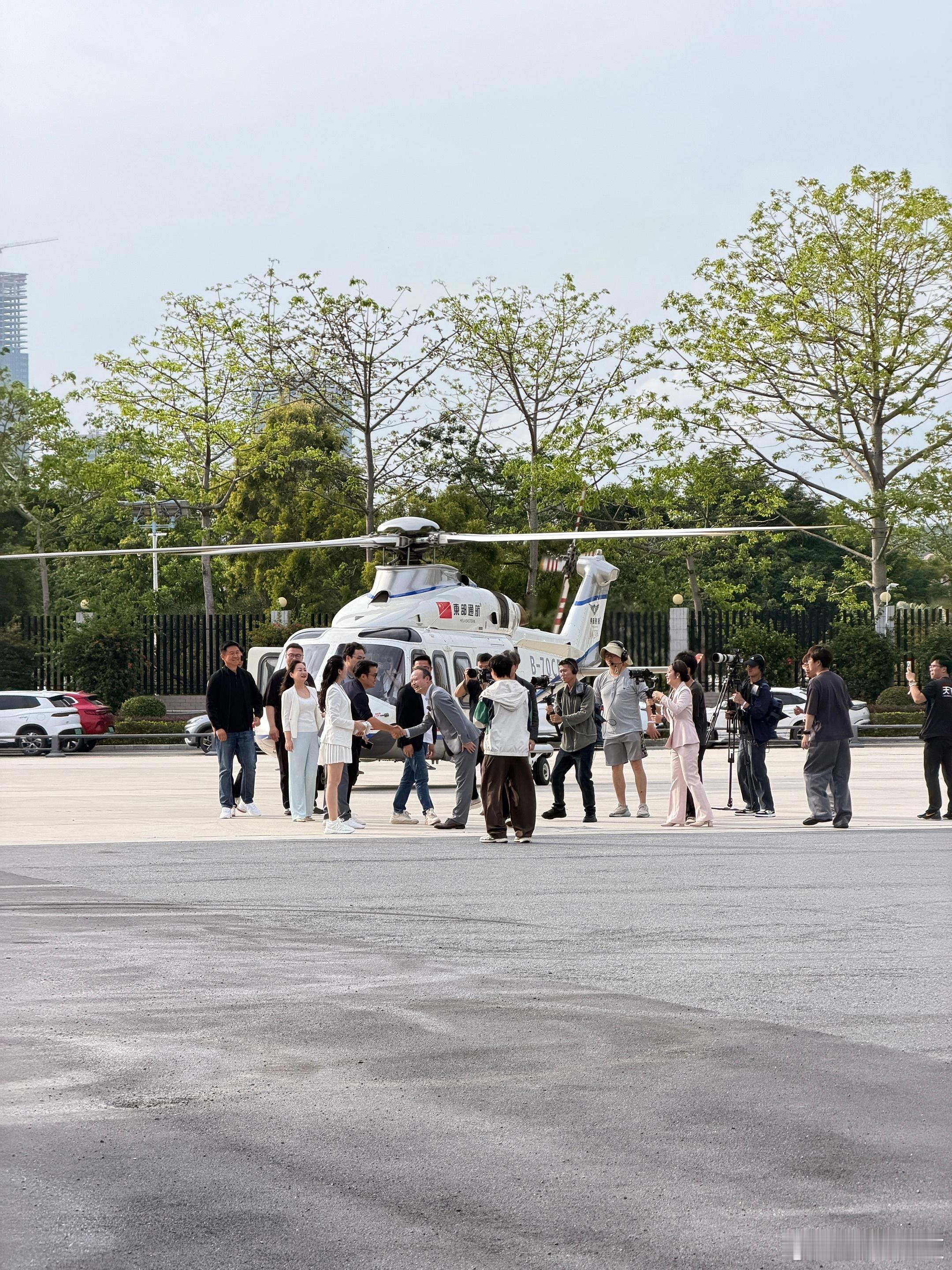 腾势D9把老车主宠上天了没想到吧，10位首批D9车主从机场到比亚迪坪山总部参加发