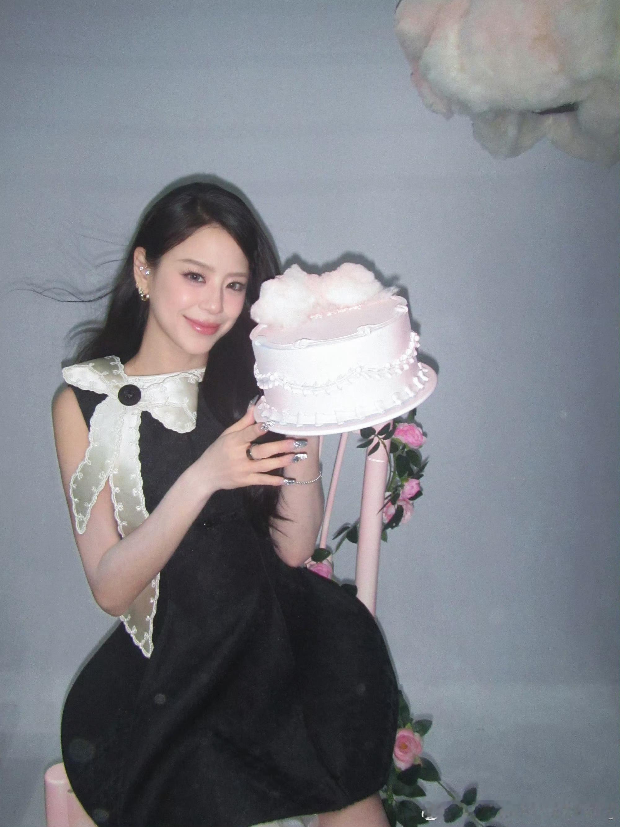 江语晨在浪姐过生日浪姐的姐姐们太暖啦！ 江语晨生日被孙怡、阚清子、范玮琪、何宣林