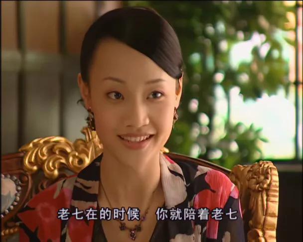 三姨娘总给人一种年轻小姑娘穿老人衣服的错觉。
不过，这也符合她的角色定位，身为金