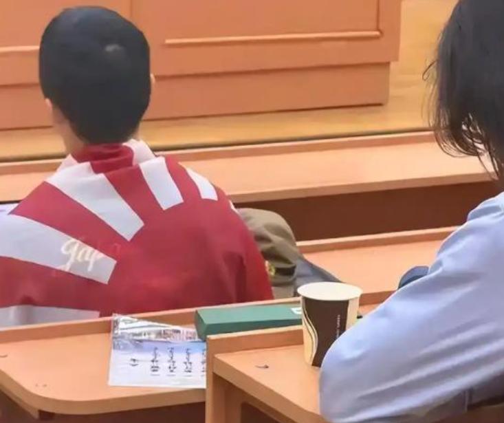 炸了！据网友爆料：莫斯科国立大学历史系一名中国男留学生，公然在梯形教室课堂上身披
