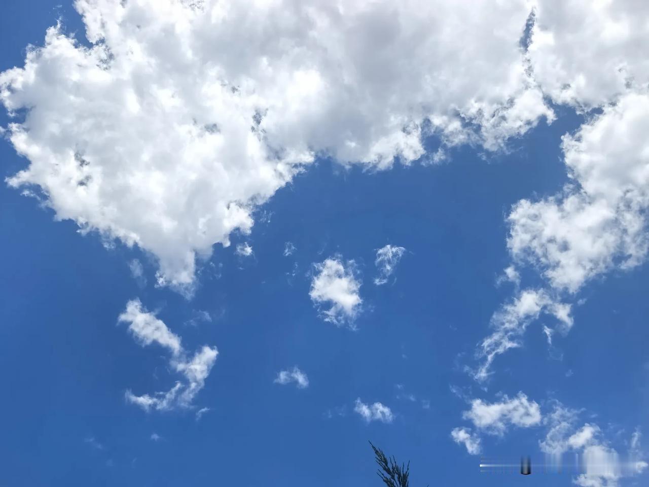 俺这里就不缺蓝天白云，除了偶尔的阴雨天，绝大多数天气就是这样的景色。
风把天空擦