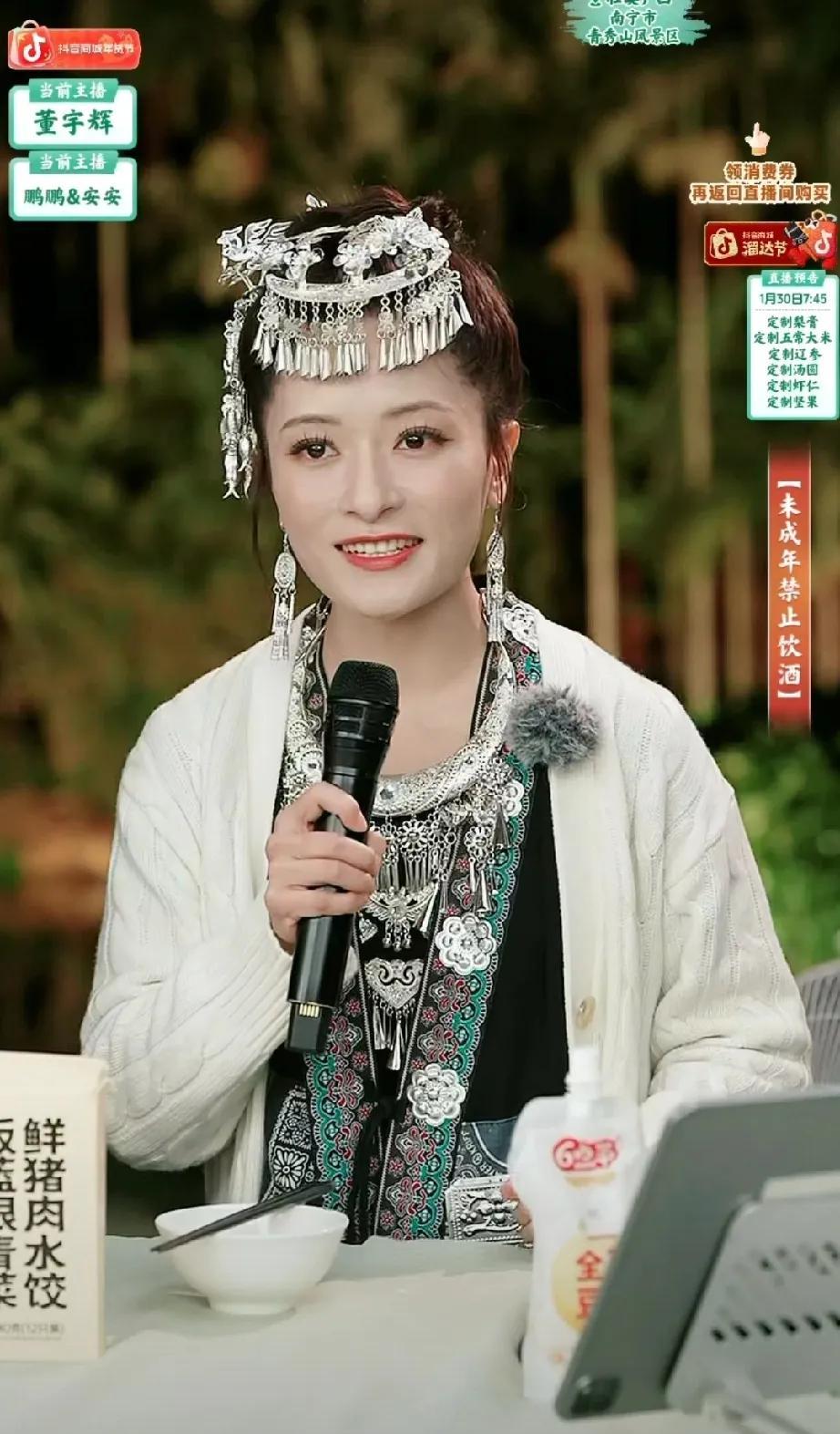 灯一关，几万人瞬间在江西的深山里“瞎”了。
东方甄选那晚的婺源直播，幕后远比镜头