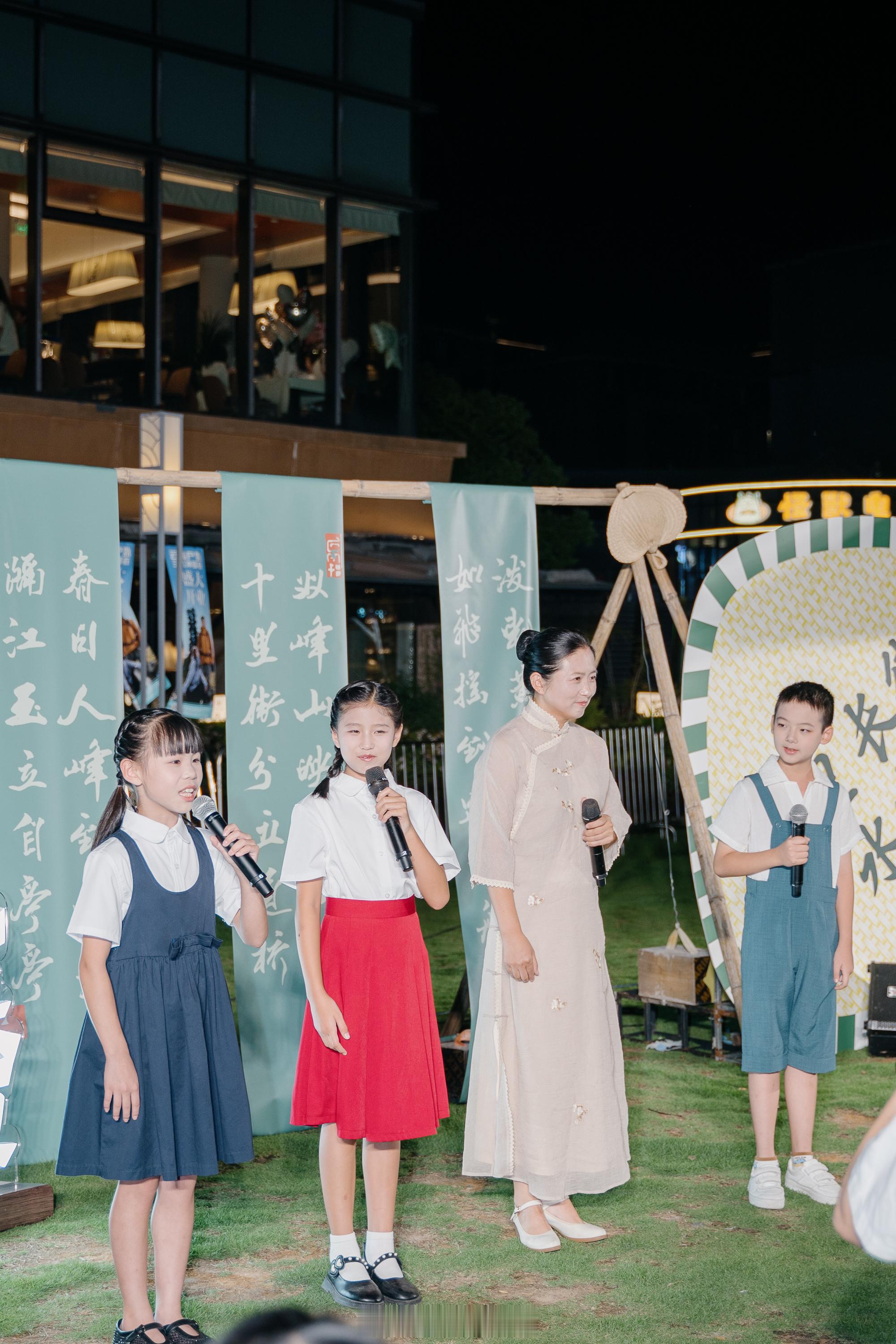台州路桥商贸水市里的文艺归乡记当好市遇上好艺路桥老街好市连连六艘宋式画舫沿岸静泊