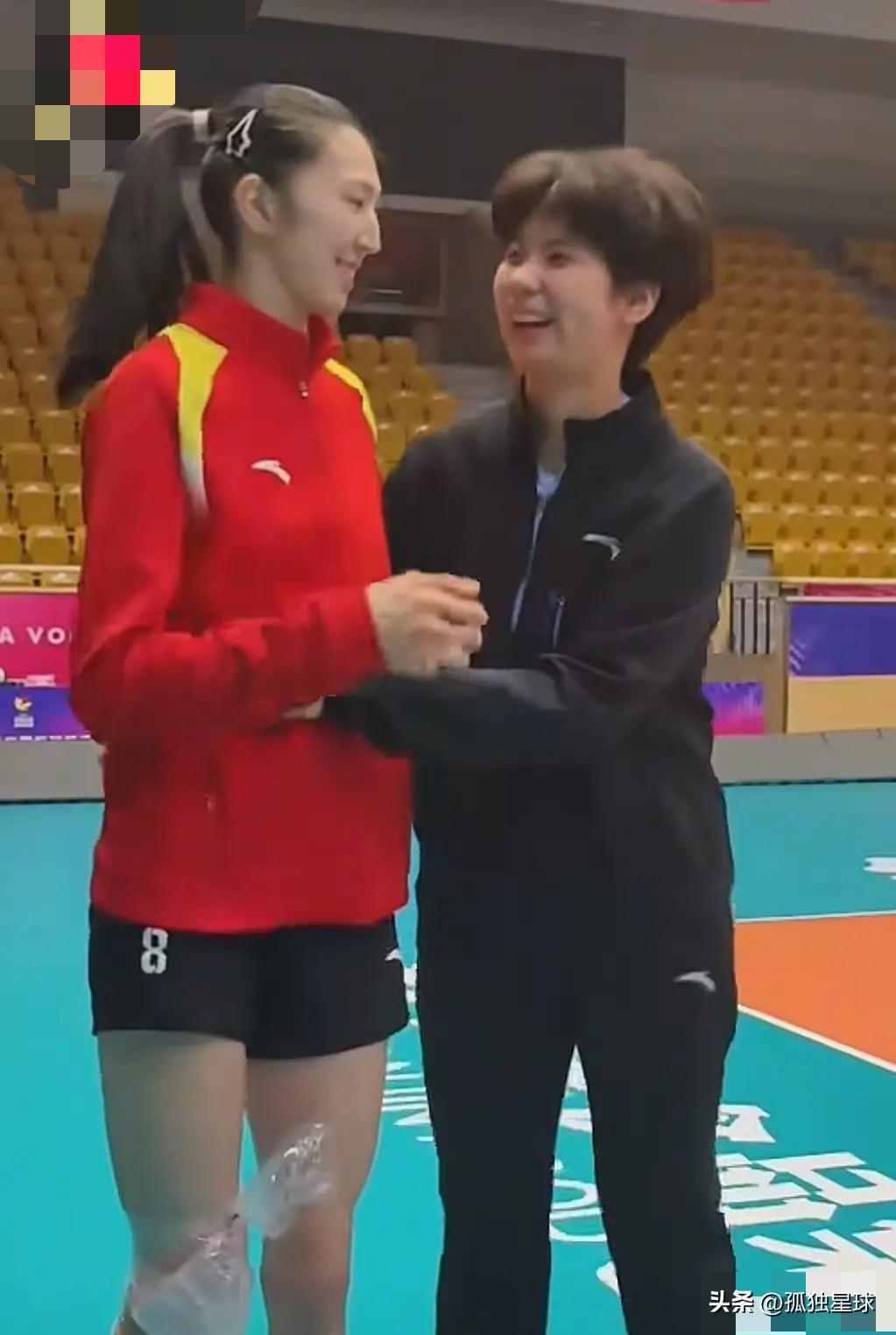 这一幕大概就是女排传承吧！

这个暖心画面大家看到了吗？
天津女排的小将陈鹤心来